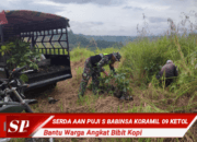 Serda Aan Puji S Babinsa Koramil 09 Ketol Bantu Warga Angkat Bibit Kopi