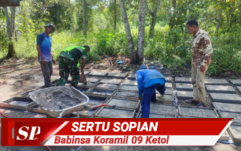 Percepat Pembangunan Infrastruktur, Sertu Sopian Bantu Warga Membuat Batako Rambak Beton