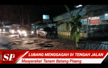Lubang Menggagah di Tengah Jalan Kerap Menelan Korban, Masyarakat Tanam Batang Pisang 