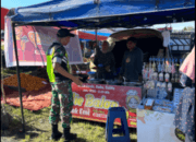 Cegah Terjadinya Kecelakaan, Babinsa Ingatkan Arar Tidak Berjualan Terlalu Dekat Dengan Jalan