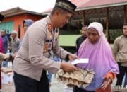 Polres Aceh Tengah Peduli, Kapolres Salurkan 20 Paket Sembako Dan Tali Asih Ke Warga Di Kecamatan Ketol