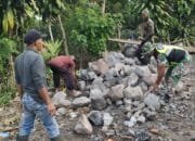 Babinsa Koramil 09/Ketol Bantu Warga Memecah Batu Untuk Pondasi Rumah