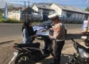 Minimalisir Gar Dan Laka, Satlantas Polres Aceh Tengah Edukasi Masyarakat Disertai Pembagian Buku Rambu Lalulintas