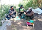 Babinsa Koramil 09/Ketol Bersama Warga Pondok Balik Bahas Solusi Penurunan Harga Tomat