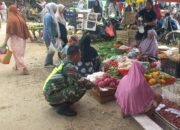 Kopda Niko: Babinsa Terjun Kelapangan Dalam Rangka Melakukan Pengecekan Harga Sembako