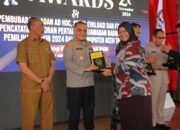 Tri Kurnia Menyaksikan Kapolres Aceh Tamiang Menerima Penghargaan Pilkada Award