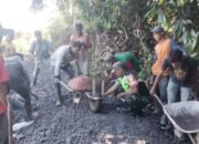 Babinsa Koramil 09/Ketol Laksanakan Karya Bhakti Pembuatan Jalan Ke Kebun di Desa Karang Ampar