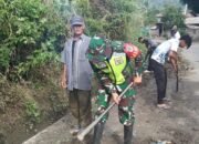 Babinsa Koramil 09/Ketol Bersama Warga Gelar Gotong Royong Bersihkan Jalan 