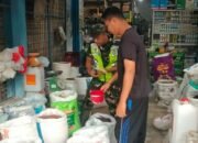 Sertu Jefri Melakukan Pemantauan Harga Sembako Di Salah Satu Warung