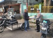 Ops Keselamatan Minimalisir Laka Lantas, Polisi Di Aceh Tengah Sosialisasi Tertib Berlalulintas Disertai Pembagian Buku