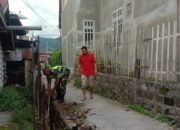 Babinsa Koramil 02/Bebesen Bersama Warga Gotong Royong Bersihkan Saluran Parit untuk Cegah Banjir