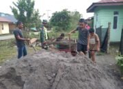Babinsa Koramil 09/Ketol Gotong Royong Bersama Warga Bangun Rumah di Desa Burlah
