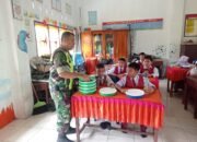 Untuk Mendukung Program Pemerintah Serka Ronal Mendampingan Pembagian Makanan Bergizi