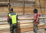 Babinsa Koramil 03/Pegasing Bantu Warga Bangun Rumah di Desa Arul Badak