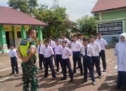 Serda Joko Melatih Siswa Siswi SMP Negeri 2 Kota Kuala Simpang Peraturan Baris Berbaris