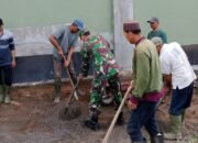 Babinsa Koramil 09/Ketol dan Warga Gelar Gotong Royong Bersihkan Halaman Masjid Sambut Ramadhan