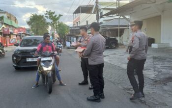 Polsek Tuminting Bagikan Takjil kepada Warga