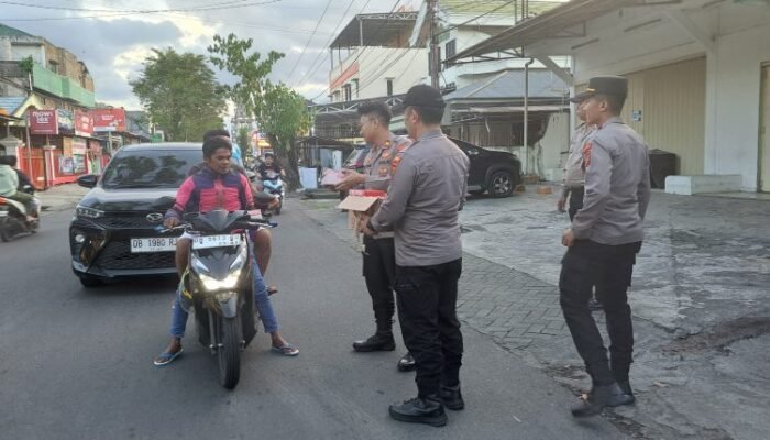 Polsek Tuminting Bagikan Takjil kepada Warga