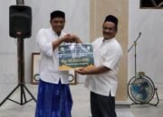 Wakil Bupati Aceh Tamiang Menyerahkan Bantuan Oprasional Masjid Dari Baitul Mal Aceh Tamiang