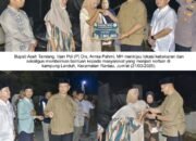 Bupati Armia Fahmi Menyerahkan Bantuan Kepada Korban Kebakaran