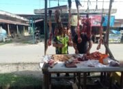 Untuk Mengetahui Harga Daging Saat Meugang Serka Ronal Terjun Langsung Ke Pedagang Daging