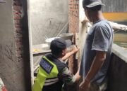 Babinsa Koramil 09 Ketol Bantu Warga Perbaiki Pintu Kamar Mandi