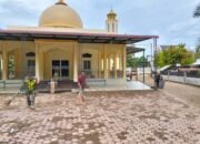 Meski Sedang Menjalani Puasa” Sertu Arif Gunawan Tak Kenal Lelah Untuk Membersihkan Mesjid