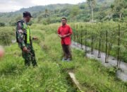 Babinsa Koramil 09/Ketol Laksanakan Pengecekan Saluran Air yang Tertimbun Longsor