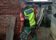 Babinsa Koramil 07/Atu Lintang Bantu Warga Pasang Mal Plester Tembok Rumah