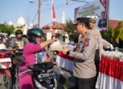 Polres Pidie Bagi-Bagi Takjil untuk Berbuka Puasa