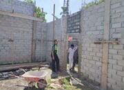 Babinsa Koramil 09/Ketol Jalin Keakraban dengan Pekerja Bangunan di Desa Blang Mancung