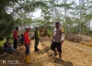 Serka Wirawan Melaksanakan Kegiatan Pendampingan Pengerasan Akses Jalan  Menuju Kebun Masyarakat