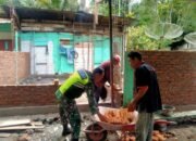 Babinsa Koramil 09/Ketol Bantu Warga Bangun Rumah di Desa Bergang