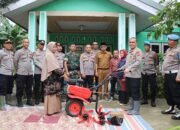 Untuk Mensukseskan Program Ketahan Pangan AKBP Muliadi Menyerahkan Bantuan 1 Unit Hand Tractor