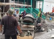 Babinsa Koramil 09/Ketol Bersama Warga Gotong Royong Mengecor Lantai Masjid