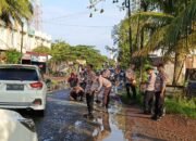 Sigap Peduli Keselamatan! Kapolsek Kbj AKP Winarto dan Personel Tambal Jalan Berlubang