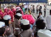 Ramadhan Berkah, Kapolres Bersama Ketua Bhayangkari Cabang Aceh Tengah Dan Mahasiswa Berbagi Takjil Kepada Masyarakat