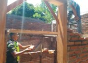 Babinsa Koramil 09/Ketol Bergotong Royong Renovasi Rumah Warga di Pantan Penyo
