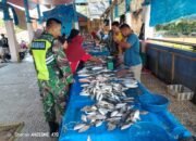 Sertu Joko: Kegiatan Komsos Ini Untuk Mengetahui Keluhan Pedagang Ikan Selama Bulan Ramadhan