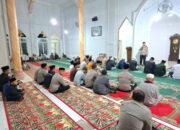 Taraweh Bersama Warga Pepayungen Angkup, Kapolres Aceh Tengah : Pastikan Saat Ke Masjid Kompor Mati Dan Awasi Anak