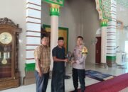 AKBP Muliadi Melaui Bhabinkamtibmas Memberikan Bantuan Microphone Wireless Untuk Mesjid