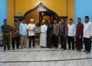 AKBP Muliadi Bersama Tim Safari Ramadhan Menyerahkan Bantuan Dari Forkopimda Aceh Tamiang Berupa Tunai