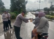 Berkah Ramadhan, Polsek Pegasing Dan Bhayangkari Bagikan Takjil Kepada Warga dan Pengguna Jalan