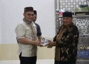 Kapolres Aceh Tamiang Menyerahkan Bantuan Berupa 5 Buah Al – Qur’an Kepada BKM Mesjid Al Ikhlas