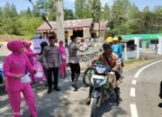 Kepedulian Dengan Sesama Di Bulan Ramadhan, Polsek Linge Dan Bhayangkari Bagikan Takjil Kepada Warga