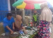 Untuk Mengetahui Harga Bahan Pokok Di Pasar Serda Budi Utomo Melakukan Komsos Bersama Pedagang Ikan