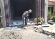 Babinsa Koramil 03/Pegasing Bantu Warga Bangun Rumah di Desa Arul Badak