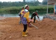 Babinsa Koramil 03/Pegasing Bersama Warga Desa Simpang Lukup Badak Gelar Gotong Royong