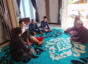 PJ Keuchik dan Aparatur Desa Ulee Jalan Jenguk Babinsa yang Sedang Sakit