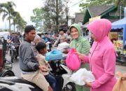 Sinergitas TNI-POLRI Di Aceh Tengah Bagikan Takjil Kepada Warga Dan Pengguna Jalan